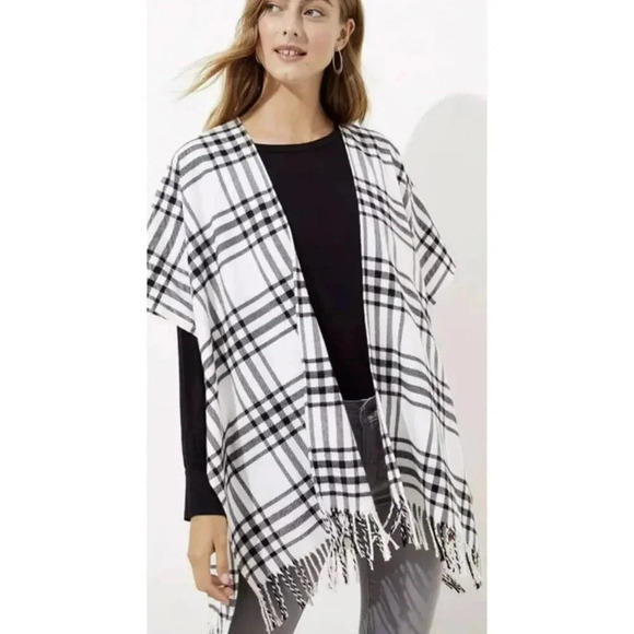 LOFT Sweaters - Womens Ann Taylor LOFT White Black Plaid Poncho Fringe Wrap Size XS/S